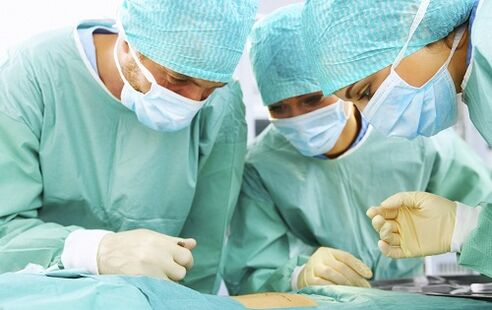 I chirurghi effettuano un intervento chirurgico plastico per aumentare la lunghezza e lo spessore del pene